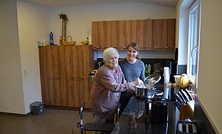 Katharina Schrainer ist mit ihren 94 Jahren die älteste Mieterin der ersten Senioren-WG. Gemeinsam mit Tina Sann vom Pflegedienst bereitet sie das Mittagessen für alle Mieter vor. Trotz der Hilfe durch den Pflegedienst können die Mieter ihren Alltag selbst bestimmen und - etwa beim Kochen - mit anpacken. - Nicole Fischer Katharina Schrainer ist mit ihren 94 Jahren die älteste Mieterin der ersten Senioren-WG. Gemeinsam mit Tina Sann vom Pflegedienst bereitet sie das Mittagessen für alle Mieter vor. Trotz der Hilfe durch den Pflegedienst können die Mieter ihren Alltag selbst bestimmen und - etwa beim Kochen - mit anpacken. - Nicole Fischer