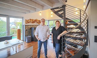 Stefanie und Michael Groß wissen ihr neues, großzügiges Zuhause sehr zu schätzen. Hingucker ist eine geschwungene Stahltreppe mit zum Bodenbelag passenden Holzstufen, die auf die Galerie und in die obere Etage mit Bibliothek, Schlaf- und Badezimmer führt. - Sarah Jonek Stefanie und Michael Groß wissen ihr neues, großzügiges Zuhause sehr zu schätzen. Hingucker ist eine geschwungene Stahltreppe mit zum Bodenbelag passenden Holzstufen, die auf die Galerie und in die obere Etage mit Bibliothek, Schlaf- und Badezimmer führt. - Sarah Jonek