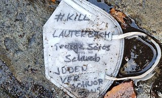 Die Maske mit der Aufschrift wurde am jüdischen Friedhof in Warburg gefunden. - Privat Die Maske mit der Aufschrift wurde am jüdischen Friedhof in Warburg gefunden. - Privat