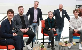 Der Überfall Russlands auf die Ukraine wirft viele Fragen auf. Mögliche Antworten diskutierten Nike Alkema (v. l.), Jens Teutrine, Tobias Jaehn, Tanja Schuh, Moderator Thorsten Engelhardt und Bjarne Wohlfahrt. - Knut Dinter Der Überfall Russlands auf die Ukraine wirft viele Fragen auf. Mögliche Antworten diskutierten Nike Alkema (v. l.), Jens Teutrine, Tobias Jaehn, Tanja Schuh, Moderator Thorsten Engelhardt und Bjarne Wohlfahrt. - Knut Dinter