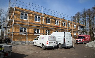 Auf dem Jahnplatz wird fleißig an der neuen Übergangsunterkunft gebaut. Schon ab Anfang April, so der Plan, sollen hier die ersten Menschen einziehen. - Stadt Enger Auf dem Jahnplatz wird fleißig an der neuen Übergangsunterkunft gebaut. Schon ab Anfang April, so der Plan, sollen hier die ersten Menschen einziehen. - Stadt Enger