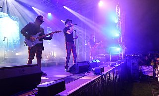 Die Kölsch-Rocker von Brings geben im Bad Lippspringer Arminiuspark Vollgas. Frontmann Peter Brings und seine Bandkollegen spielten vor rund 5.000 Zuhörern. - Regina Brucksch Die Kölsch-Rocker von Brings geben im Bad Lippspringer Arminiuspark Vollgas. Frontmann Peter Brings und seine Bandkollegen spielten vor rund 5.000 Zuhörern. - Regina Brucksch