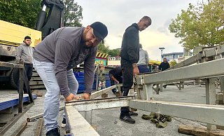 Der 36-Jährige packt mit an, um sein beliebtes Fahrgeschäft aufzubauen. - Verena Freiberg Der 36-Jährige packt mit an, um sein beliebtes Fahrgeschäft aufzubauen. - Verena Freiberg