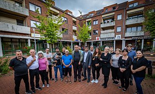 Mieter-Versammlung im Innenhof der Wohnanlage Lohmannshof mit professioneller Unterstützung: Geschäftsführerin Sarah Bohnke vom Mieterbund (6. v.r.) und Rechtsanwalt Ridvan Ciftci (9.v.r.) informierten die Betroffenen, die sich auf Initiative von Pamela Ramsbrock (7.v.r.) trafen. - Sarah Jonek Fotografie Mieter-Versammlung im Innenhof der Wohnanlage Lohmannshof mit professioneller Unterstützung: Geschäftsführerin Sarah Bohnke vom Mieterbund (6. v.r.) und Rechtsanwalt Ridvan Ciftci (9.v.r.) informierten die Betroffenen, die sich auf Initiative von Pamela Ramsbrock (7.v.r.) trafen. - Sarah Jonek Fotografie