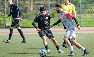 Nur selten konnte sich die Spieler des SuK Canlar II (helles Trikot) gegen die Kontrahenten vom TuS Eintracht erfolgreich durchsetzen. - Andreas Zobe Nur selten konnte sich die Spieler des SuK Canlar II (helles Trikot) gegen die Kontrahenten vom TuS Eintracht erfolgreich durchsetzen. - Andreas Zobe
