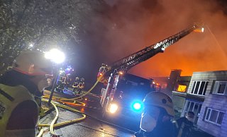 In den frühen Morgenstunden des Karfreitag steht in Willebadessen eine Lagerhalle in Vollbrand. Gelöscht wird unter anderem per Drehleiter. - Svenja Ludwig In den frühen Morgenstunden des Karfreitag steht in Willebadessen eine Lagerhalle in Vollbrand. Gelöscht wird unter anderem per Drehleiter. - Svenja Ludwig