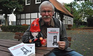 Als Gütersloher Stadtarchäologe steckt Johannes W. Glaw tief drin im historischen Stoff. Nun hat er ein Buch geschrieben, das in 500 Jahre Kriminalgeschichte abtaucht und vor allem für jene interessant ist, die sich für die dunklen Seiten unserer Region interessieren. Den Henkers-Zwerg fand Glaw auf einem Trödel in Nürnberg, wo er das Henkershaus besichtigte. - Ludger Osterkamp Als Gütersloher Stadtarchäologe steckt Johannes W. Glaw tief drin im historischen Stoff. Nun hat er ein Buch geschrieben, das in 500 Jahre Kriminalgeschichte abtaucht und vor allem für jene interessant ist, die sich für die dunklen Seiten unserer Region interessieren. Den Henkers-Zwerg fand Glaw auf einem Trödel in Nürnberg, wo er das Henkershaus besichtigte. - Ludger Osterkamp