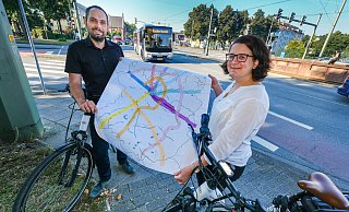 Patrick Kühn und Barbara Choryan vom Amt für Verkehr zeigen, wo Radfahrer Vorfahrt haben sollen. - Foto: Andreas Zobe/NW Patrick Kühn und Barbara Choryan vom Amt für Verkehr zeigen, wo Radfahrer Vorfahrt haben sollen. - Foto: Andreas Zobe/NW