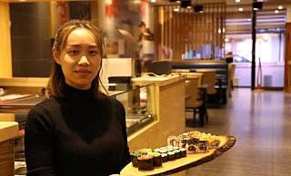 Inhaberin der Sushi-Bar "Natsuumi", Shishi Zhao. Die Gastronomin hofft, ihr Restaurant in wenigen Wochen wieder öffnen zu können. - Lena Kley Inhaberin der Sushi-Bar "Natsuumi", Shishi Zhao. Die Gastronomin hofft, ihr Restaurant in wenigen Wochen wieder öffnen zu können. - Lena Kley