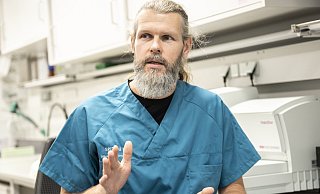 Björn Spittau forscht als Professor für Anatomie und Zellbiologie auch an Tieren. Er erklärt, welche Tiere wann und warum zum Einsatz kommen. - © Jörg Dieckmann - www.dieckmann-fotodesign.de Björn Spittau forscht als Professor für Anatomie und Zellbiologie auch an Tieren. Er erklärt, welche Tiere wann und warum zum Einsatz kommen. - © Jörg Dieckmann - www.dieckmann-fotodesign.de