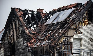 Bei einem Wohnhausbrand in Bielefeld-Jöllenbeck erschwerten Solarmodule der Feuerwehr die Löscharbeiten. - Felix Brenneke Bei einem Wohnhausbrand in Bielefeld-Jöllenbeck erschwerten Solarmodule der Feuerwehr die Löscharbeiten. - Felix Brenneke