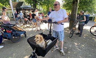 Zwei Fahrradfans mit Lastenrad beim Fahrradtag in Paderborn-Schloß Neuhaus. - Julia Spiekerkötter Zwei Fahrradfans mit Lastenrad beim Fahrradtag in Paderborn-Schloß Neuhaus. - Julia Spiekerkötter