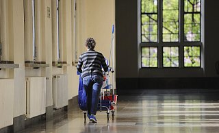 Beschäftigte im Niedriglohnsektor dürfen demnächst mehr verdienen. Nicht alle finden das gut. - picture alliance / SvenSimon Beschäftigte im Niedriglohnsektor dürfen demnächst mehr verdienen. Nicht alle finden das gut. - picture alliance / SvenSimon