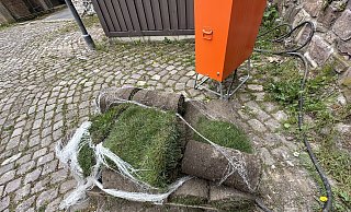 Hier wird gearbeitet: Rollrasenstücke liegen abseits des Besuchertrubels im Bereich am Wall. - Ralf T. Mischer Hier wird gearbeitet: Rollrasenstücke liegen abseits des Besuchertrubels im Bereich am Wall. - Ralf T. Mischer