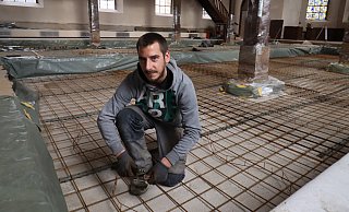 Maurer Robert Wietke verlegt Abstandshalter im Boden der Leopoldshöher Kirche. Als nächstes folgt eine Schicht Beton, dann kommen Estrich, die Rohre für die Fußbodenheizung und schließlich der Bodenbelag. - Birgit Guhlke Maurer Robert Wietke verlegt Abstandshalter im Boden der Leopoldshöher Kirche. Als nächstes folgt eine Schicht Beton, dann kommen Estrich, die Rohre für die Fußbodenheizung und schließlich der Bodenbelag. - Birgit Guhlke