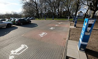 Am Maspernplatz wurde Ende des letzten Jahres die nordöstliche Ecke gegenüber der Heiersburg freigeräumt für fünf zusätzliche Säulen mit zehn Ladepunkten. - Hans-Hermann Igges Am Maspernplatz wurde Ende des letzten Jahres die nordöstliche Ecke gegenüber der Heiersburg freigeräumt für fünf zusätzliche Säulen mit zehn Ladepunkten. - Hans-Hermann Igges