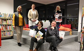 Dagmar List (hinten v. l.) und Caroline Hanslik vom Bücherei-Team, Nicole Bertram vom städtischen Kulturamt sowie Anke Stange (vorne v. l.) und Michael Helm als Akteure stellten jetzt das neue Veranstaltungsprogramm der Bibliothek vor. - Britta Bohnenkamp-Schmidt Dagmar List (hinten v. l.) und Caroline Hanslik vom Bücherei-Team, Nicole Bertram vom städtischen Kulturamt sowie Anke Stange (vorne v. l.) und Michael Helm als Akteure stellten jetzt das neue Veranstaltungsprogramm der Bibliothek vor. - Britta Bohnenkamp-Schmidt