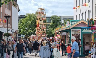 Die Paderborner City war am letzten Libori-Tag noch einmal gut gefüllt. Nicht zuletzt, weil viele Geschäfte geöffnet hatten. - Moritz Trinsch Die Paderborner City war am letzten Libori-Tag noch einmal gut gefüllt. Nicht zuletzt, weil viele Geschäfte geöffnet hatten. - Moritz Trinsch