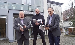 Bürgermeister Rüdiger Meier (v.l.), Hans-Gerhard Busse (Fachbereichsleiter Finanzen) und Kämmerer Stefan Junkermann warfen im Dezember einen Blick in das Haushaltsbuch. - Niklas Krämer Bürgermeister Rüdiger Meier (v.l.), Hans-Gerhard Busse (Fachbereichsleiter Finanzen) und Kämmerer Stefan Junkermann warfen im Dezember einen Blick in das Haushaltsbuch. - Niklas Krämer