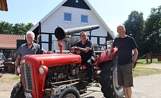 1. Vorsitzender Fred Eikötter, 2. Vorsitzender Achim Becker und Vorstandsmitglied Dirk Lütkemeier geben einen kleinen Einblick in das Programm. Hier zu sehen: Ein Ferguson Traktor, Baujahr 1959 mit 35 PS. - Jenny Westhues 1. Vorsitzender Fred Eikötter, 2. Vorsitzender Achim Becker und Vorstandsmitglied Dirk Lütkemeier geben einen kleinen Einblick in das Programm. Hier zu sehen: Ein Ferguson Traktor, Baujahr 1959 mit 35 PS. - Jenny Westhues