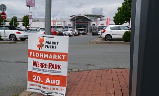 Die Werbeplakate für den nächsten Flohmarkt am 20. August stehen bereits. Beim Juli-Markt gab es Ärger - die gründe dafür sind etwas nebulös. - Nicole Bliesener Die Werbeplakate für den nächsten Flohmarkt am 20. August stehen bereits. Beim Juli-Markt gab es Ärger - die gründe dafür sind etwas nebulös. - Nicole Bliesener