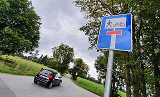 Seit einigen Tagen von der Werfer Straße aus eine Sackgasse, doch in vier Minuten fuhren zehn Autos hinein und sechs kamen heraus. - Gerald Dunkel Seit einigen Tagen von der Werfer Straße aus eine Sackgasse, doch in vier Minuten fuhren zehn Autos hinein und sechs kamen heraus. - Gerald Dunkel
