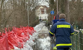Sandsäcke und Big-Packs sollen Bereiche in Schloß Neuhaus vor den Wassermassen schützen. - Ralf Mischer Sandsäcke und Big-Packs sollen Bereiche in Schloß Neuhaus vor den Wassermassen schützen. - Ralf Mischer