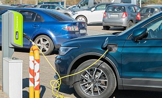 Plug-in-Hybride wie dieser VW Tiguan eHybrid sind oft schwere SUV. - picture alliance / SULUPRESS.DE Plug-in-Hybride wie dieser VW Tiguan eHybrid sind oft schwere SUV. - picture alliance / SULUPRESS.DE