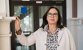 Die Leiterin der Volkshochschule Herford, Monika Schwidde, geht zum Montasende in den Ruhestand. In ihre Zeit fiel die Renovierung von Fluren und Treppenhaus, die den offenen Charakter der Einrichtung unterstreichen. - Ralf Bittner Die Leiterin der Volkshochschule Herford, Monika Schwidde, geht zum Montasende in den Ruhestand. In ihre Zeit fiel die Renovierung von Fluren und Treppenhaus, die den offenen Charakter der Einrichtung unterstreichen. - Ralf Bittner