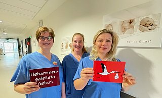 Die leitende Hebamme Friederike Pilarski (v.l.) mit ihren Kolleginnen Maren Schlochtermeier und Malogorzata Mikulska sorgt dafür, dass Frauen im Hebammenkreißsaal ganz natürlich und selbstbestimmt entbinden können. Voraussetzung dafür ist eine risikoarme Schwangerschaft und ein ausführliches Vorgespräch mit den Hebammen. - Natalie Gottwald Die leitende Hebamme Friederike Pilarski (v.l.) mit ihren Kolleginnen Maren Schlochtermeier und Malogorzata Mikulska sorgt dafür, dass Frauen im Hebammenkreißsaal ganz natürlich und selbstbestimmt entbinden können. Voraussetzung dafür ist eine risikoarme Schwangerschaft und ein ausführliches Vorgespräch mit den Hebammen. - Natalie Gottwald