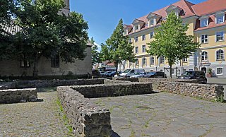 Die früheren Klostermauern - hier die inzwischen abgeräumten oberirdischen Nachbildungen - deuten auf eine spannende Geschichte der mächtigen Frauen Herfords hin. - Frank-Michael Kiel-Steinkamp Die früheren Klostermauern - hier die inzwischen abgeräumten oberirdischen Nachbildungen - deuten auf eine spannende Geschichte der mächtigen Frauen Herfords hin. - Frank-Michael Kiel-Steinkamp