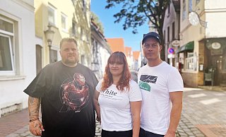 Costa Makrogiannis, Pia Kluge und Matthias Sargorski haben einen Song zum Andenken an den verstorbenen Philipos T. gemacht. - Christine Riechmann Costa Makrogiannis, Pia Kluge und Matthias Sargorski haben einen Song zum Andenken an den verstorbenen Philipos T. gemacht. - Christine Riechmann