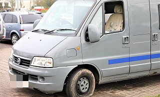Die Scheibe an der Fahrerseite ist eingeschlagen, der Reifen platt, die Frontscheibe zersplittert. - Simone Flörke Die Scheibe an der Fahrerseite ist eingeschlagen, der Reifen platt, die Frontscheibe zersplittert. - Simone Flörke