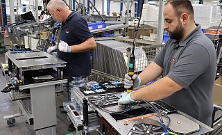 Viktor Sazanskiy (v. l.) und Emre Koyuncu fertigen Induktionskochfelder mit integrierter Abzugshaube im Bünder Imperial-Werk von Miele an. - Shannon-Lee Bendig Viktor Sazanskiy (v. l.) und Emre Koyuncu fertigen Induktionskochfelder mit integrierter Abzugshaube im Bünder Imperial-Werk von Miele an. - Shannon-Lee Bendig