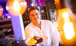 Fred Breipohl, Chef am Herd der "Kocherei", ist auch mit dem Hauptgang zufrieden. - Mike-Dennis Müller / www.mdm.photo Fred Breipohl, Chef am Herd der "Kocherei", ist auch mit dem Hauptgang zufrieden. - Mike-Dennis Müller / www.mdm.photo