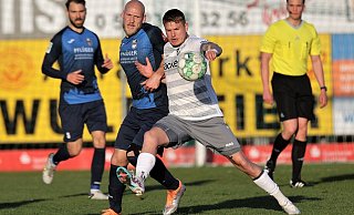 Sieger im OWL-Derby: Mirko Schuster lässt Manfredas Ruzgis nicht an den Ball kommen. - Benjamin Bueschenfeld Sieger im OWL-Derby: Mirko Schuster lässt Manfredas Ruzgis nicht an den Ball kommen. - Benjamin Bueschenfeld