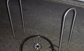 Völlig am Boden: das verlassene Vorderrad des E-Bikes. - Polizei Bielefeld Völlig am Boden: das verlassene Vorderrad des E-Bikes. - Polizei Bielefeld