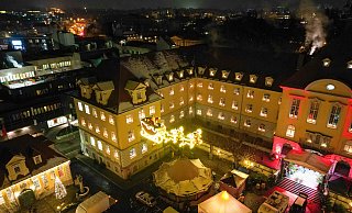Der fliegende Weihnachtsmann auf dem Rathausplatz - Yvonne Gottschlich Der fliegende Weihnachtsmann auf dem Rathausplatz - Yvonne Gottschlich