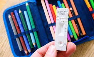 Ohne negatives Testergebnis ist der Besuch der Schule ab Montag nicht möglich. Ein Recht auf Distanzunterricht gibt es dann nicht. Was ist dann mit der Schulpflicht? - Julian Stratenschulte/dpa Ohne negatives Testergebnis ist der Besuch der Schule ab Montag nicht möglich. Ein Recht auf Distanzunterricht gibt es dann nicht. Was ist dann mit der Schulpflicht? - Julian Stratenschulte/dpa