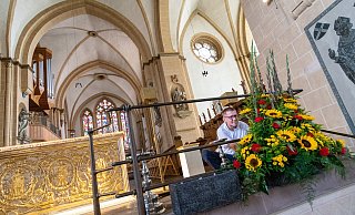 Im Dom werden für die Pontifikalvesper am Samstag und die vielen Gottesdienste während der Libori-Woche die Vorbereitungen getroffen. Domküster Artjom Dreier befästigt die Blumengestecke. - Lena Henning Im Dom werden für die Pontifikalvesper am Samstag und die vielen Gottesdienste während der Libori-Woche die Vorbereitungen getroffen. Domküster Artjom Dreier befästigt die Blumengestecke. - Lena Henning