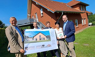 Haben einen Plan: Landtagsabgeordneter Matthias Goeken (v. l.), Sven Reimers (Leitung des Jugendwohnhauses in Nieheim), Lebenshilfe-Brakel-Geschäftsführer Jerome Major, Tina MacLeod (Bereichsleitung Kinder- und Jugendhilfe) und Stiftungsvorsitzender Marco Schmitz. - Madita Schellenberg Haben einen Plan: Landtagsabgeordneter Matthias Goeken (v. l.), Sven Reimers (Leitung des Jugendwohnhauses in Nieheim), Lebenshilfe-Brakel-Geschäftsführer Jerome Major, Tina MacLeod (Bereichsleitung Kinder- und Jugendhilfe) und Stiftungsvorsitzender Marco Schmitz. - Madita Schellenberg