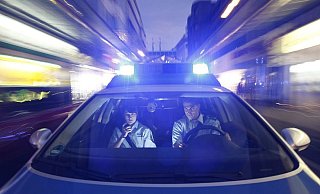 Ungewöhnlicher Polizeieinsatz: Ein schwerkranker Bielefelder ist im Stau gefangen und braucht dringend Medizin. - Polizei Ungewöhnlicher Polizeieinsatz: Ein schwerkranker Bielefelder ist im Stau gefangen und braucht dringend Medizin. - Polizei