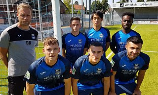 Coach Daniel Brinkmann (l.) mit den Zugängen Nils Kaiser, Takahito Ono, Phillip Aboagye (h.v.l.), Luca Kerkemeyer, Bahattin Karahan und Emre Aydinel (v.v.l.). Foto: Gregor Winkler - Gregor Winkler Coach Daniel Brinkmann (l.) mit den Zugängen Nils Kaiser, Takahito Ono, Phillip Aboagye (h.v.l.), Luca Kerkemeyer, Bahattin Karahan und Emre Aydinel (v.v.l.). Foto: Gregor Winkler - Gregor Winkler