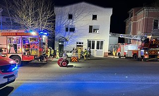 Feuerwehr-Einsatz wegen eines Küchenbrandes in Warburg am Samstagabend. - FFW Feuerwehr-Einsatz wegen eines Küchenbrandes in Warburg am Samstagabend. - FFW