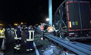 Rettungskräfte arbeiten bei Lauenau an einer Unfallstelle auf der A2. - dpa Rettungskräfte arbeiten bei Lauenau an einer Unfallstelle auf der A2. - dpa