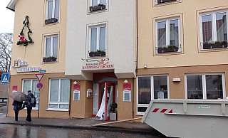 Auch von außen ist zu erkennen, dass im Hotel gearbeitet wird. - Michaela Bast Auch von außen ist zu erkennen, dass im Hotel gearbeitet wird. - Michaela Bast