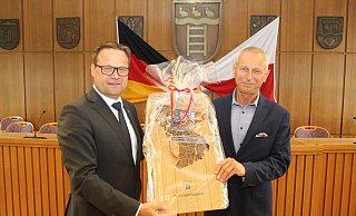 Stadtpräsident Ryszard Brejza und Bürgermeister Lars Bökenkröger tauschen Geschenke aus. - Ulf Hanke Stadtpräsident Ryszard Brejza und Bürgermeister Lars Bökenkröger tauschen Geschenke aus. - Ulf Hanke