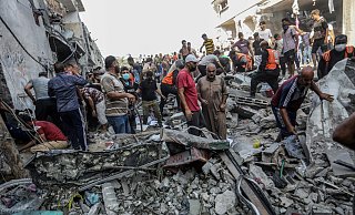 Palästinenser inspizieren die Trümmer nach einem israelischen Angriff auf die Stadt Rafah. - Abed Rahim Khatib/dpa Palästinenser inspizieren die Trümmer nach einem israelischen Angriff auf die Stadt Rafah. - Abed Rahim Khatib/dpa