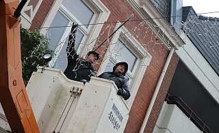 Josic (l.) Milenko und Mijo Klesic von der Firma Mothes Elektroanlagen hängen die Weihnachtsbeleuchtung auf. Foto: Jan-Henrik Gerdener - Jan-Henrik Gerdener Josic (l.) Milenko und Mijo Klesic von der Firma Mothes Elektroanlagen hängen die Weihnachtsbeleuchtung auf. Foto: Jan-Henrik Gerdener - Jan-Henrik Gerdener