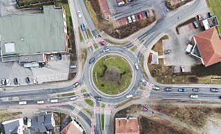 Der Bypass soll beide Abschnitte der Lübbecker Straße (rechts und oben) direkt miteinander verbinden. Dazwischen verläuft die Abfahrt zum Lidl-Parkplatz und zum Parkplatz der Bäckerei Hensel und des Sparkassenterminals. Beide Grundstücke wären davon betroffen. - Gerald Dunkel Der Bypass soll beide Abschnitte der Lübbecker Straße (rechts und oben) direkt miteinander verbinden. Dazwischen verläuft die Abfahrt zum Lidl-Parkplatz und zum Parkplatz der Bäckerei Hensel und des Sparkassenterminals. Beide Grundstücke wären davon betroffen. - Gerald Dunkel